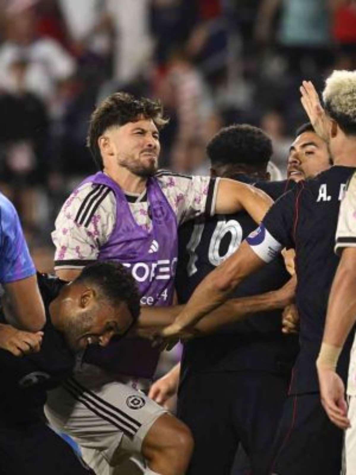 Confusão marca fim de jogo em amistoso entre EUA e Chile