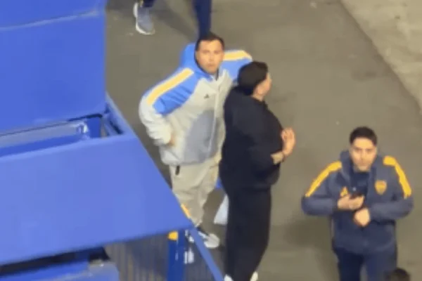Torcedor do Boca faz gesto racista em direção à torcida do São Paulo