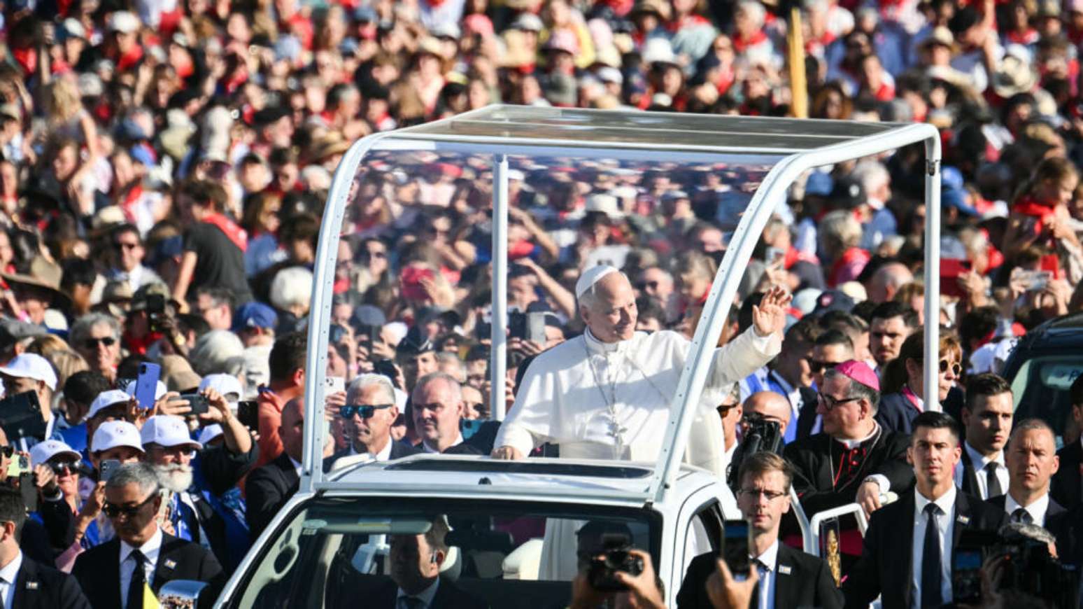 O papa Leão XIV cumprimenta fiéis ao chegar para celebrar uma missa na esplanada do Santuário de Nossa Senhora de Lourdes, no sudoeste da França, neste domingo (27).