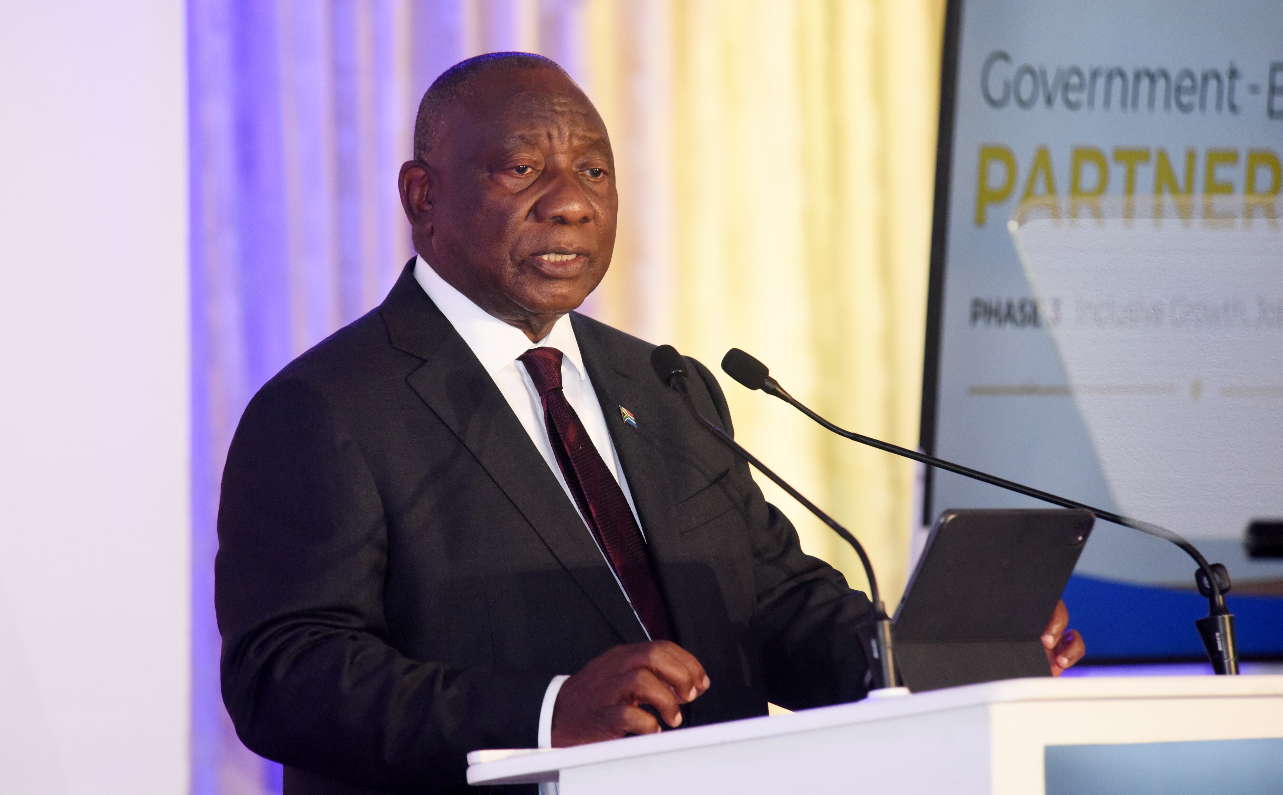 Tenho vergonha do que nós, homens, estamos fazendo às mulheres: Ramaphosa