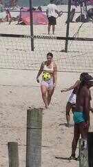 Paolla Oliveira treina futevôlei no Rio de Janeiro