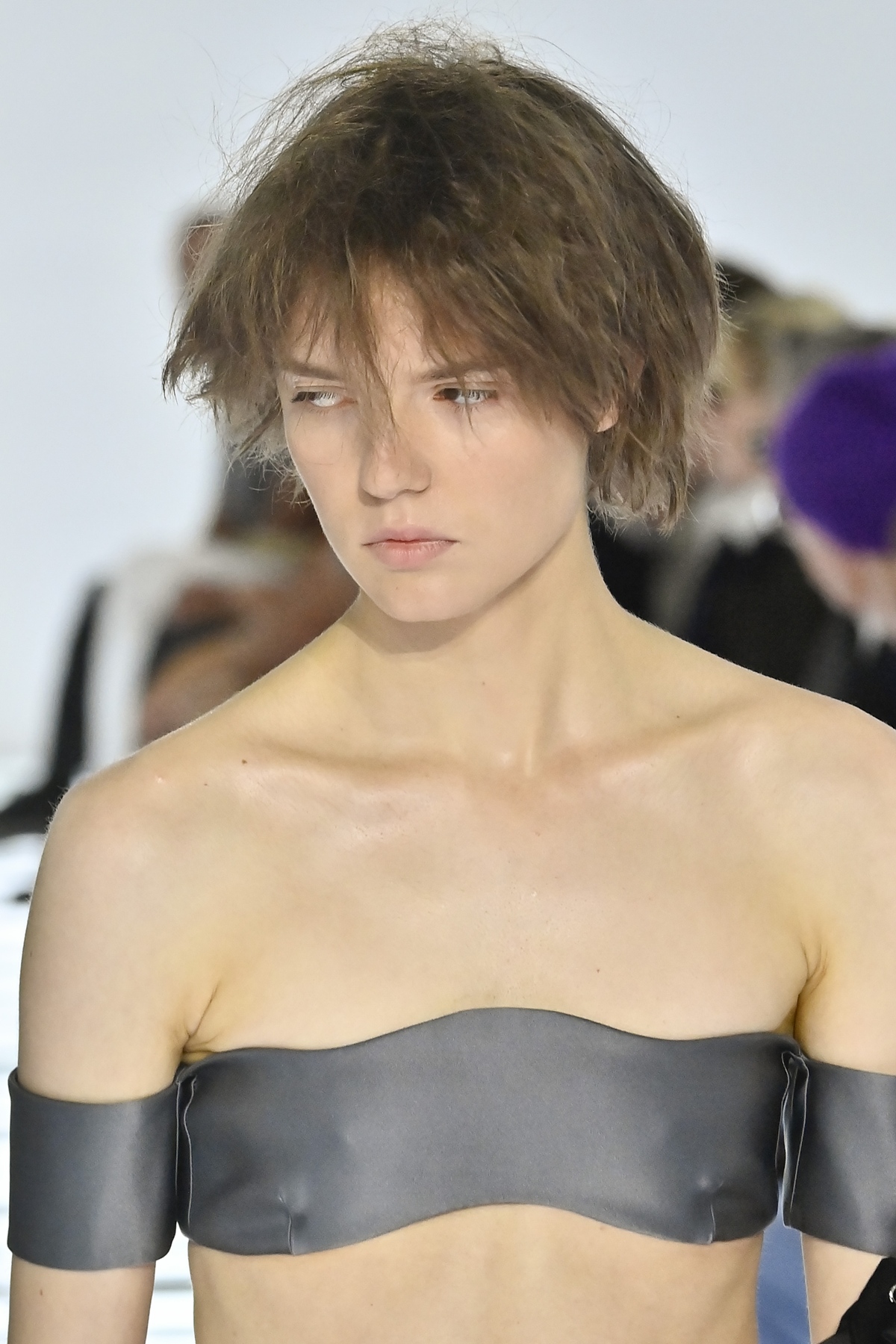 Prada faz das saias protagonistas em coleção que celebra o imperfeito