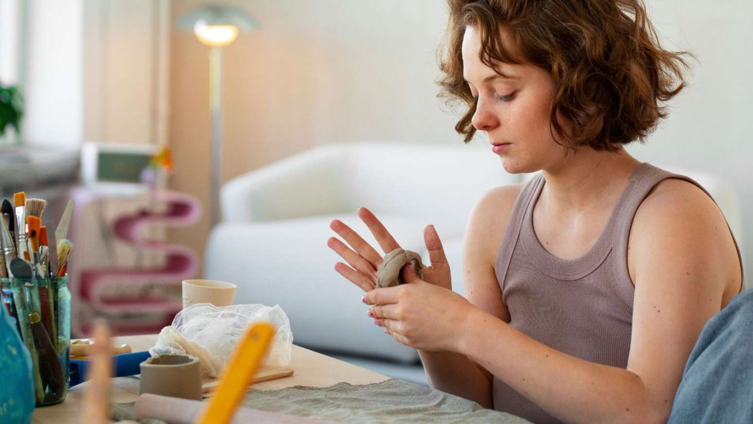 A ideia é se dedicar às atividades analógicas com mais intenção, e não demonizar a tecnologia. Vale até fazer artesanato