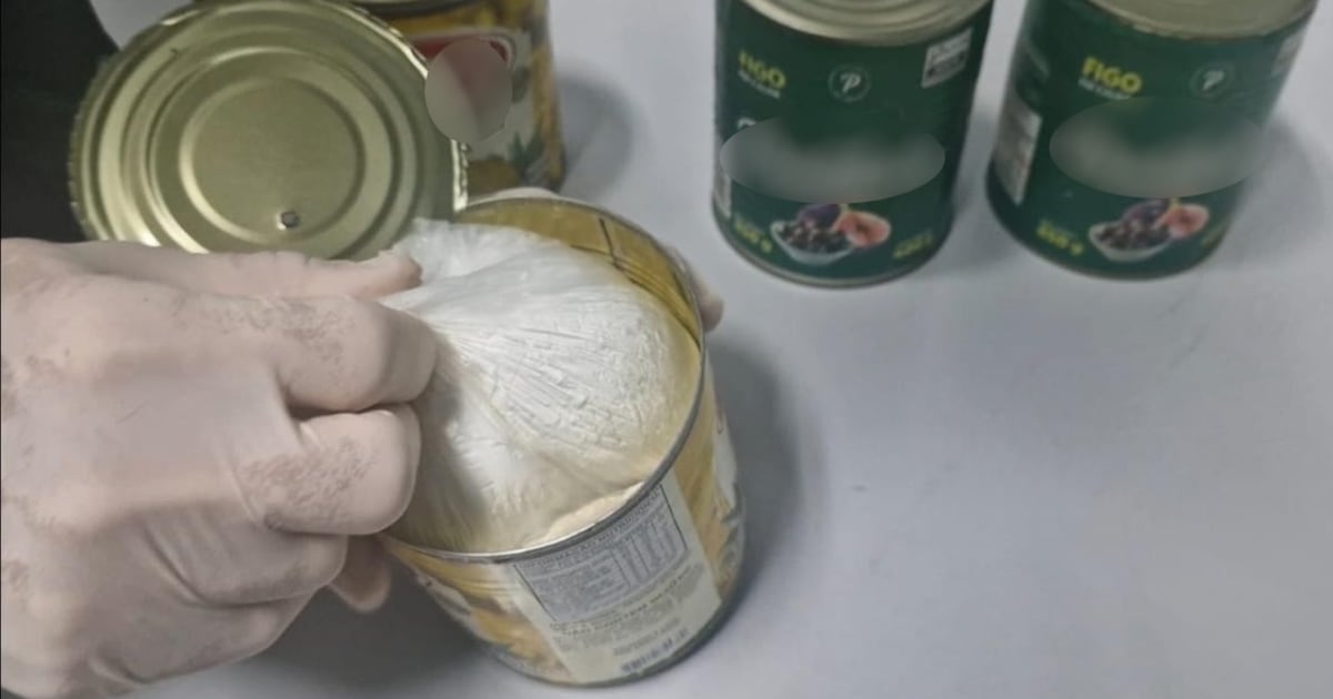 PF prende passageira com 3 kg de cocaína escondida em latas no Aeroporto do Galeão, no Rio
