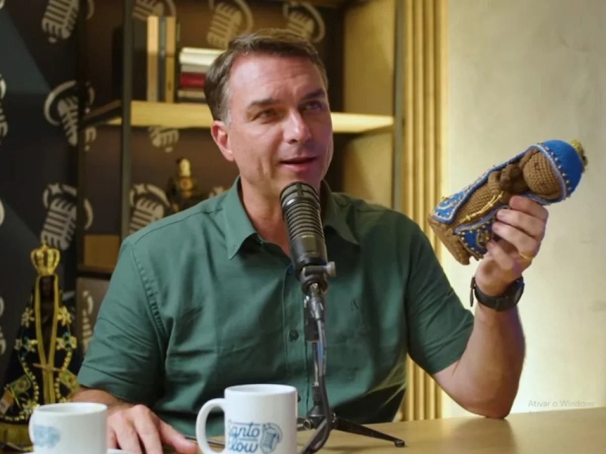 Em podcast católico, Flávio posa com boneca de Nossa Senhora: "Mó carinho"