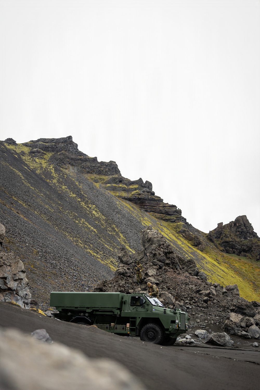 Imagem relacionada à notícia: U S Marines, Guarda Nacional norueguesa conduzem deslocamento conjunto em Jan Mayen