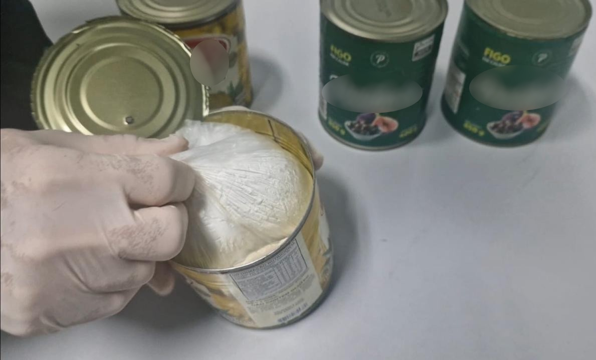 PF prende passageira com 3 kg de cocaína escondida em latas no Aeroporto do Galeão, no Rio