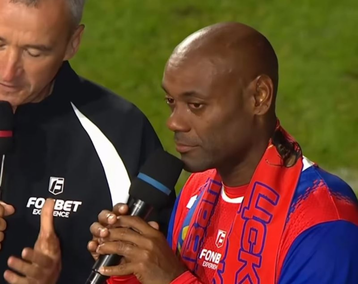 Vagner Love se emociona ao receber festa de despedida pelo CSKA diante de 27 mil torcedores