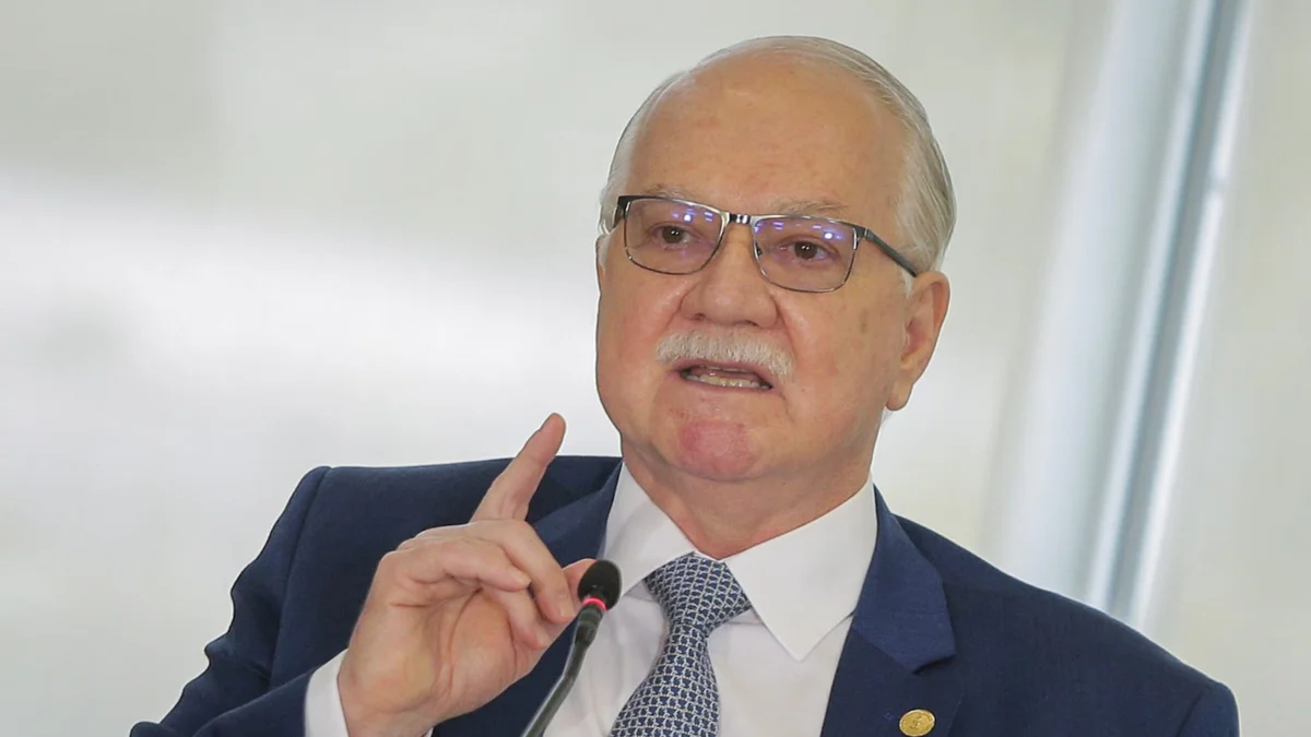 Decisão de Dino escala crise no STF e aumenta pressão sobre Fachin