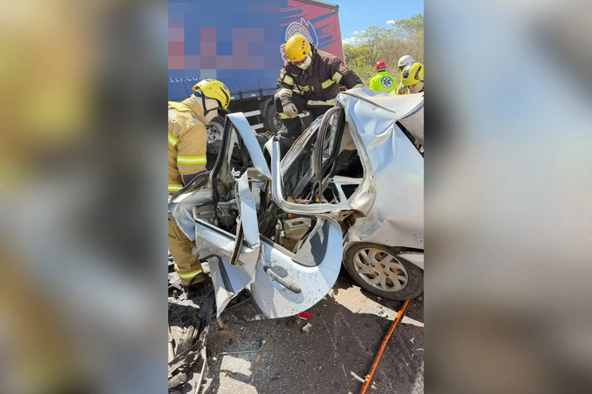 Mulher morre após ficar presa às ferragens em acidente com carro e caminhão