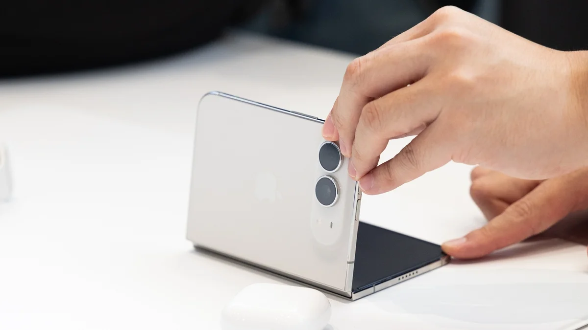 Vendido a US$ 2 mil nos EUA, iPhone dobrável chega ao Brasil por R$ 22 mil