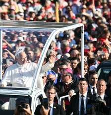 O papa Leão XIV cumprimenta fiéis ao chegar para celebrar uma missa na esplanada do Santuário de Nossa Senhora de Lourdes, no sudoeste da França, neste domingo (27). Foto: RFI
