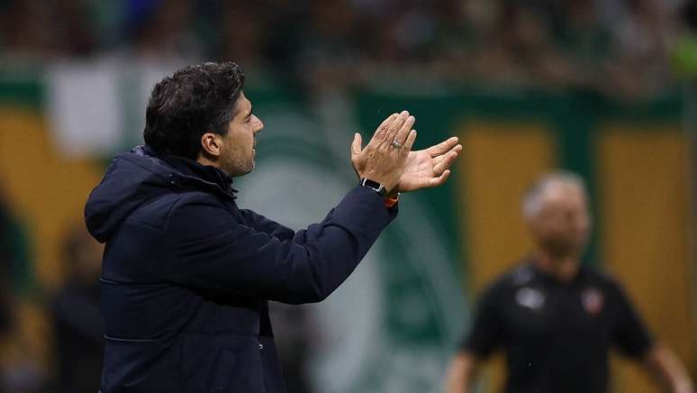 Família ajuda Abel a refletir após polêmica com torcida do Palmeiras