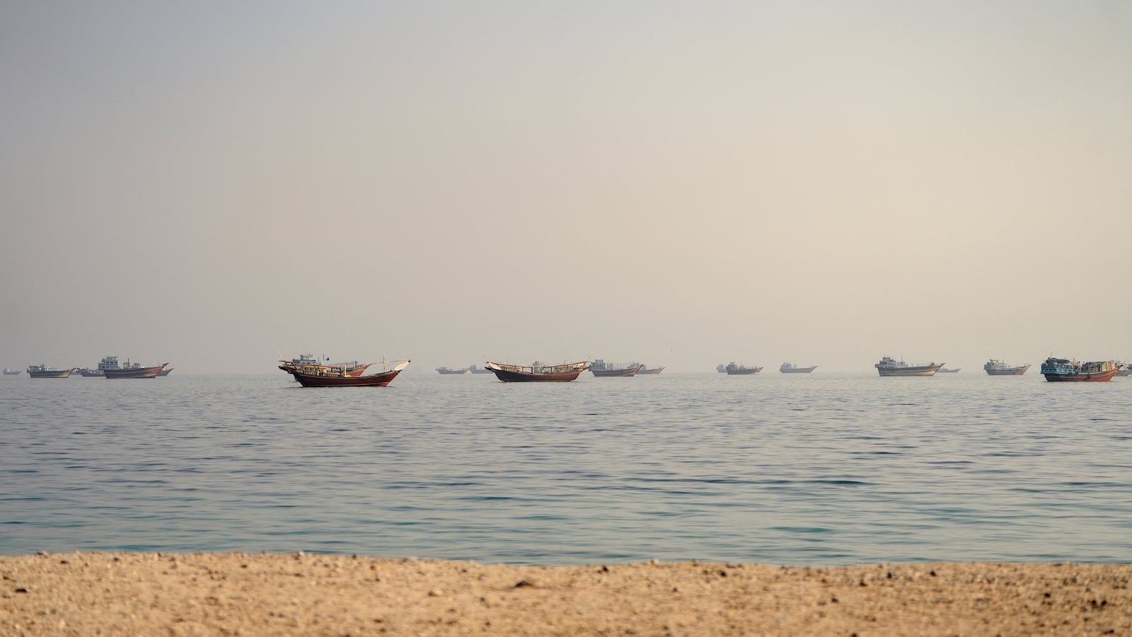Embarcações no estreito de Ormuz, vistas de Musandam, Omã