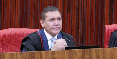 O presidente do TSE, Kassio Nunes Marques, reclama de interfer&ecirc;ncia entre cortes ao presidente do STF, Edson Fachin Foto: Antonio Augusto/ESTADAO / Estad&atilde;o