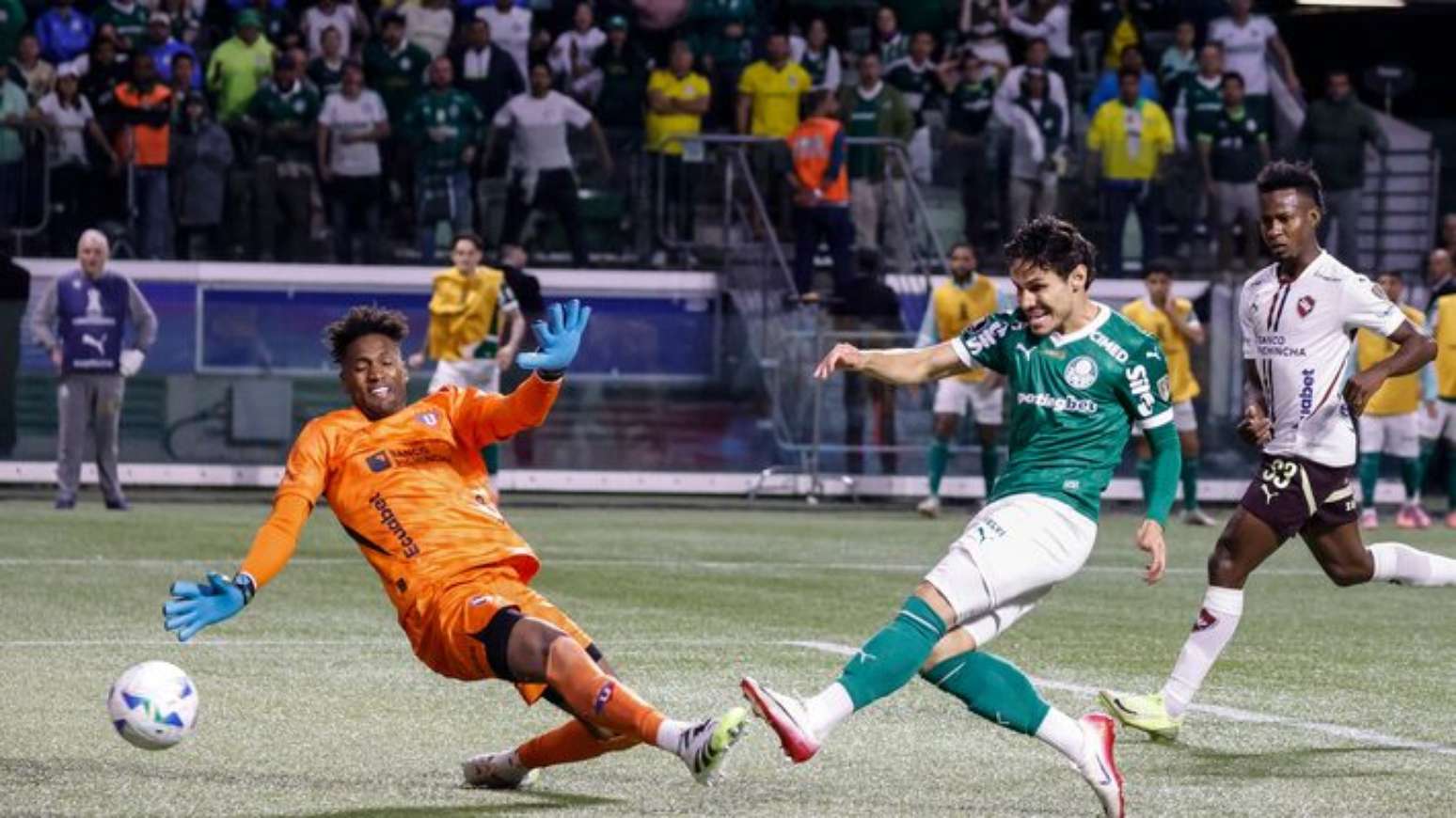 Raphael Veiga marcou um dos gols da vit&oacute;ria do Palmeiras sobre a LDU, que levou o time alviverde &agrave; &uacute;ltima final da Libertadores.