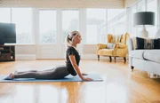 Fisioterapeuta cita 3 exercícios para ajudar a aliviar a dor no joelho