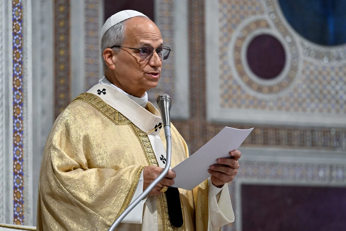 Imagem colorida mostra papa Leão XIV - Metrópoles