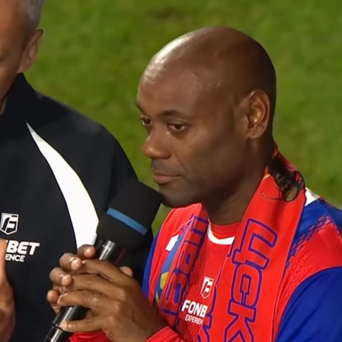 Vagner Love se emociona ao receber festa de despedida pelo CSKA diante de 27 mil torcedores