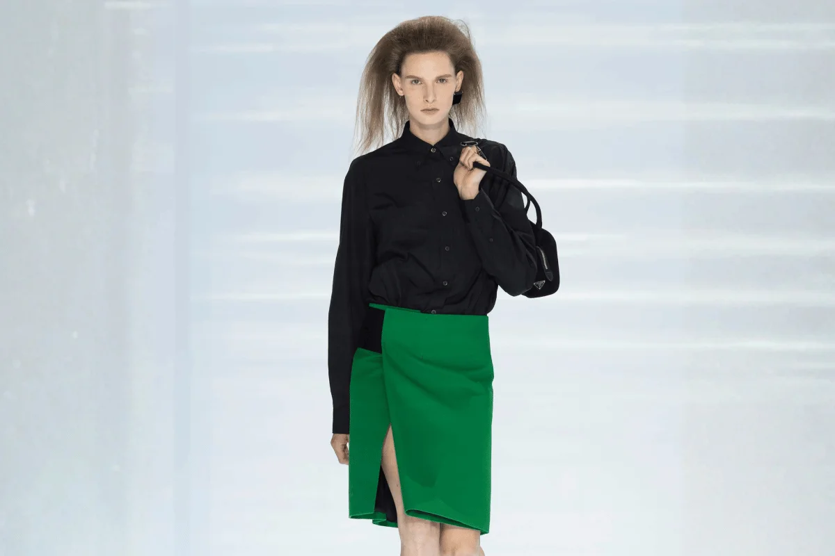 Prada faz das saias protagonistas em coleção que celebra o imperfeito
