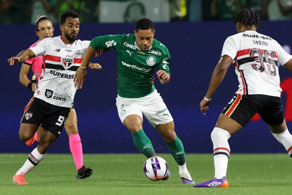 Foto colorida de Vitor Roque, do Palmeiras, contra o São Paulo - Metrópoles