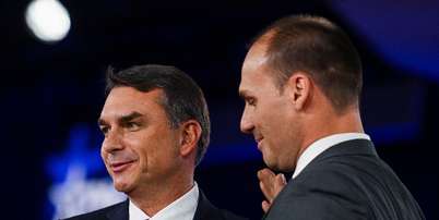 O senador brasileiro Flávio Bolsonaro e Eduardo Bolsonaro, filhos do ex-presidente do Brasil Jair Bolsonaro, participam da Conferência de Ação Política Conservadora (CPAC) dos EUA 2026, em Grapevine, Texas, EUA, em 28 de março de 2026. REUTERS/Callaghan O'Hare Foto: Reuters