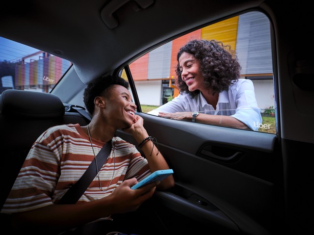 Uber lança vídeo ao vivo para pais acompanharem viagens de adolescentes; veja