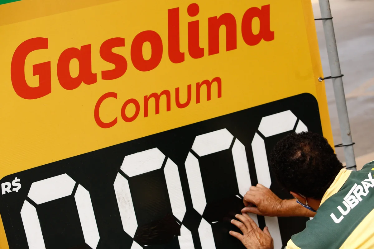 Gasolina fica até R$ 0,20 mais cara em postos de combustíveis do DF