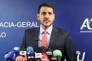 O advogado-geral da União, Jorge Messias, quer cobrar US$ 3,5 milhões de Eduardo e Jair Bolsonaro