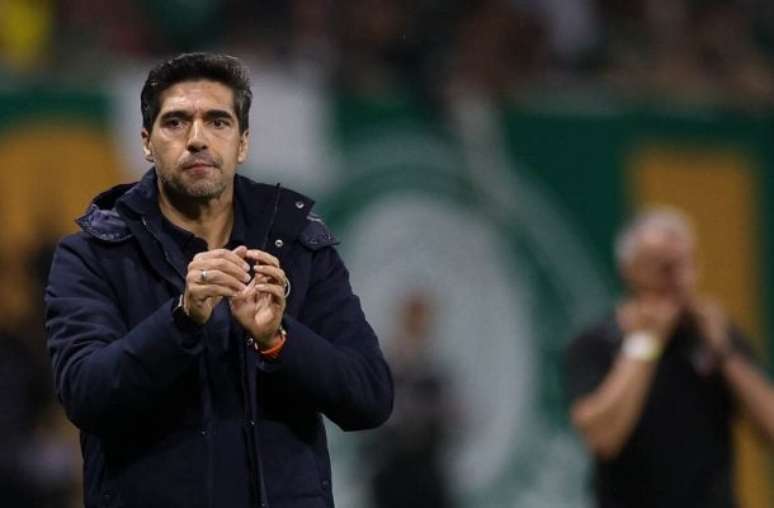 Família ajuda Abel a refletir após polêmica com torcida do Palmeiras