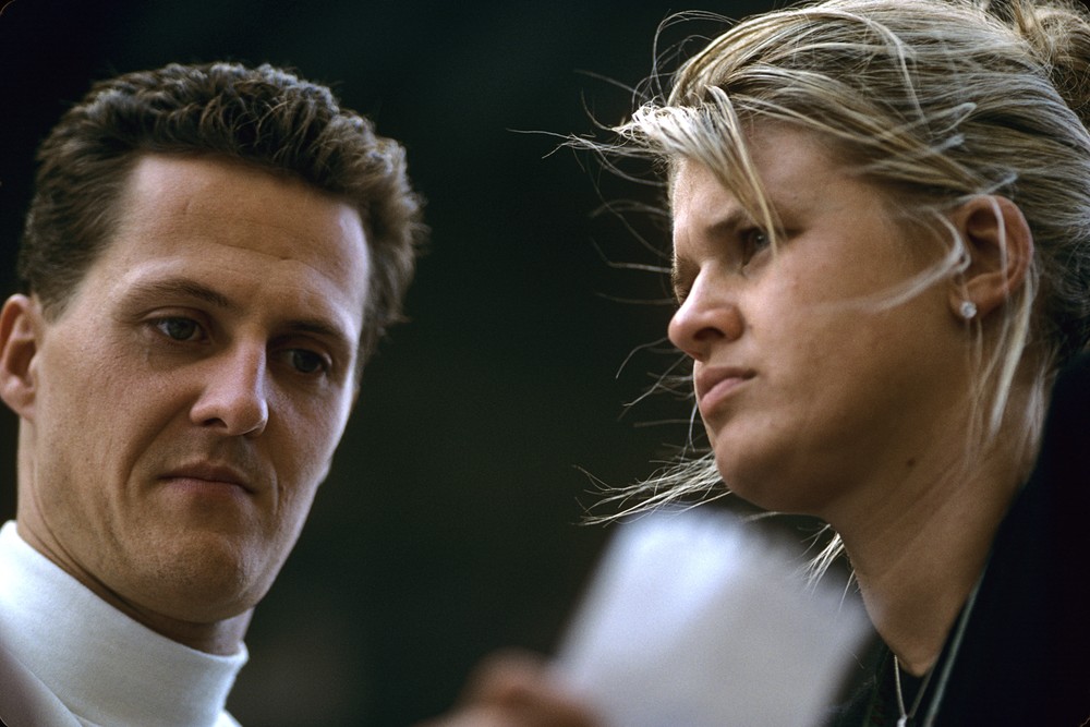Michael Schumacher e sua esposa Corinna em 1997 — Foto: Getty Images