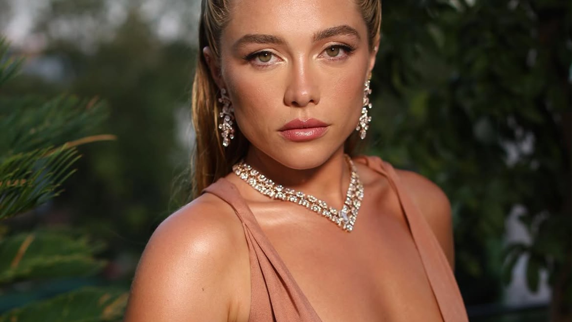 Florence Pugh, estrela da Marvel, estremece Veneza com look cor de carne e decote extremo