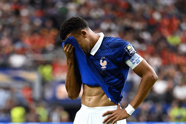 Kylian Mbappé não treina com atletas da França após sentir sintomas gripais