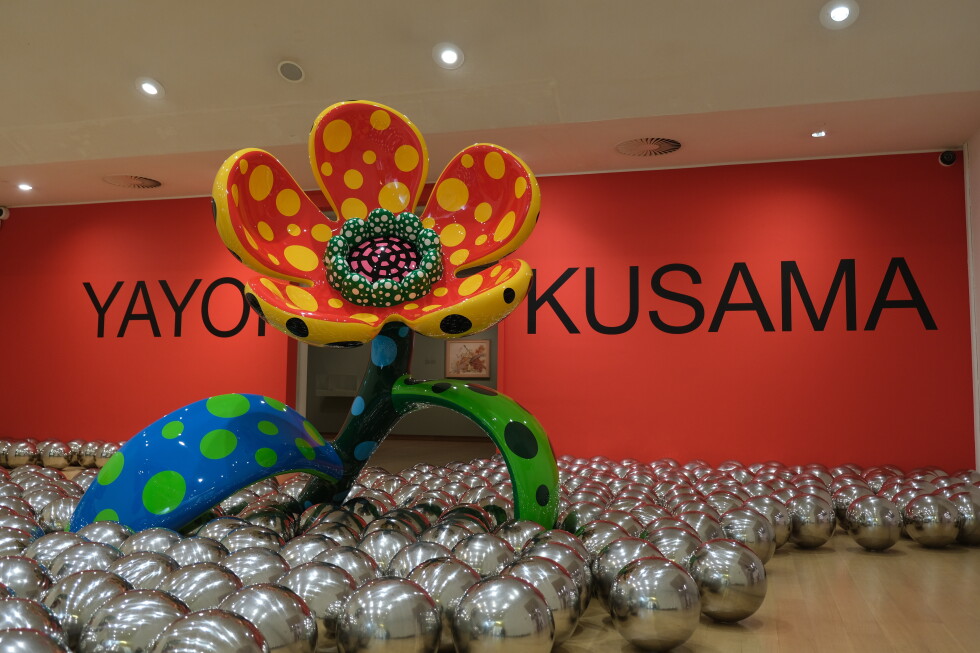 O Museu Stedelijk de Amsterdão abre uma grande exposição sobre Yayoi Kusama após sua morte no mês passado