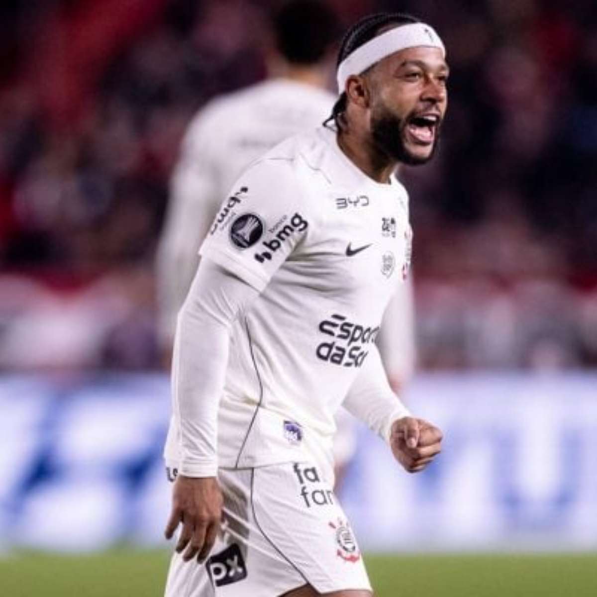 Estudiantes pede suspensão de Memphis Depay por gesto obsceno