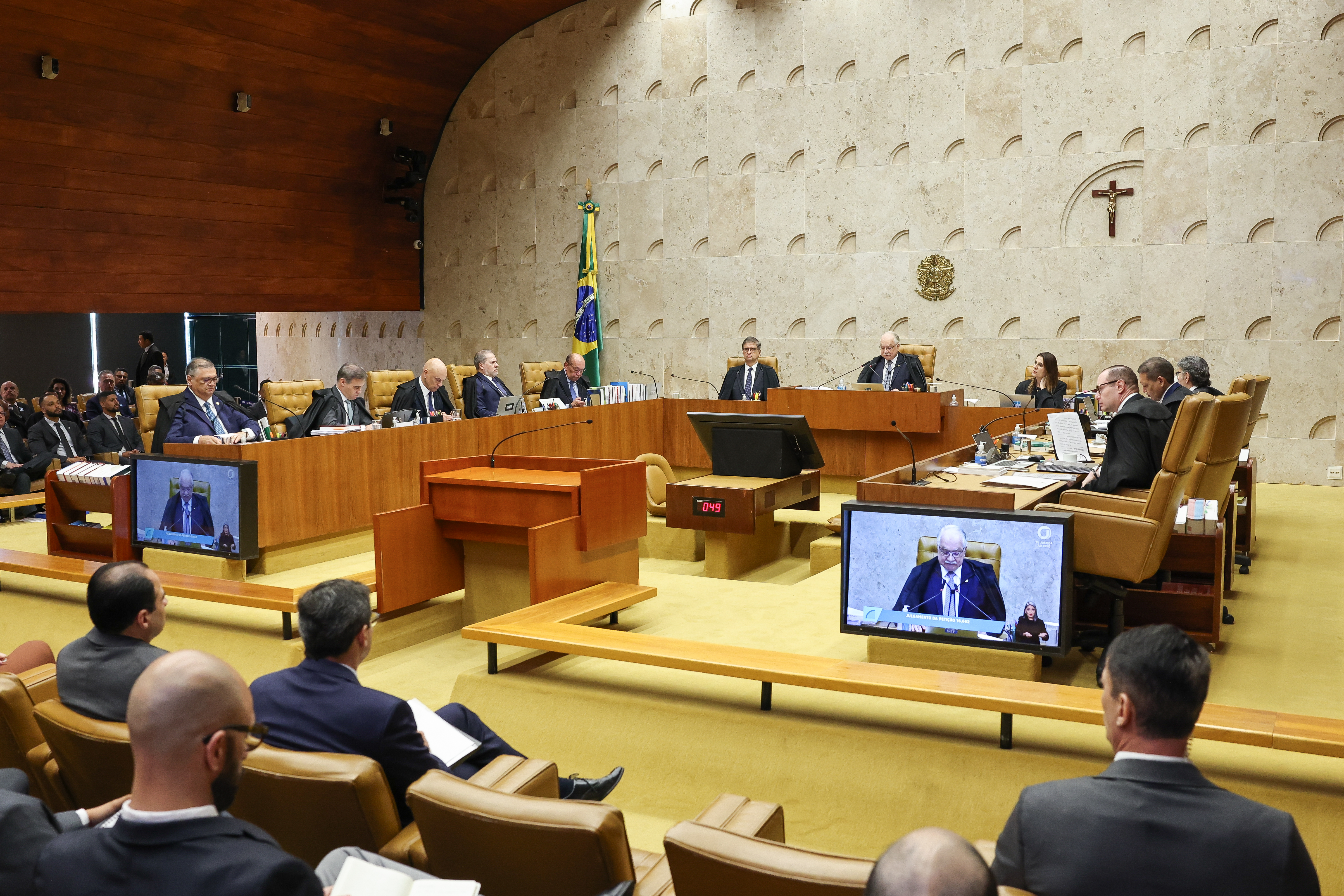 Ala do STF defende incluir outros ministros em investigação do Master