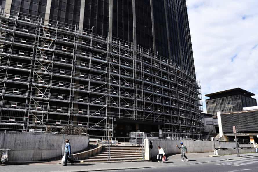 Alto, escuro e odiado: o plano de renovar 'o prédio mais feio de Paris' foi suspenso