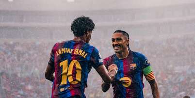 Raphinha e Yamal comemorando um gol do Barcelona Foto: Divulga&ccedil;&atilde;o/Barcelona / Esporte News Mundo