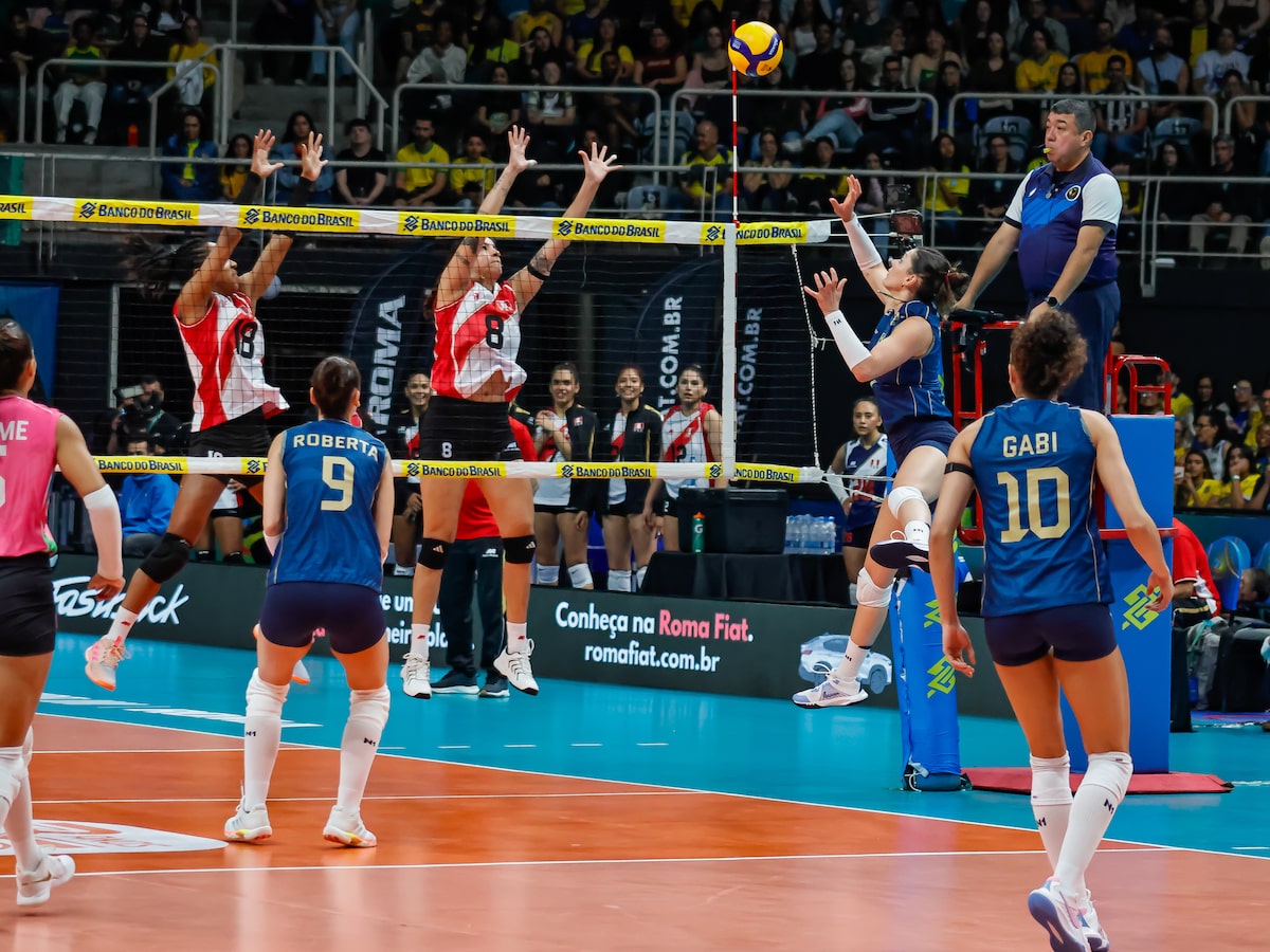 Vôlei feminino do Brasil passa fácil pelo Peru e continua imbatível na busca por vaga olímpica