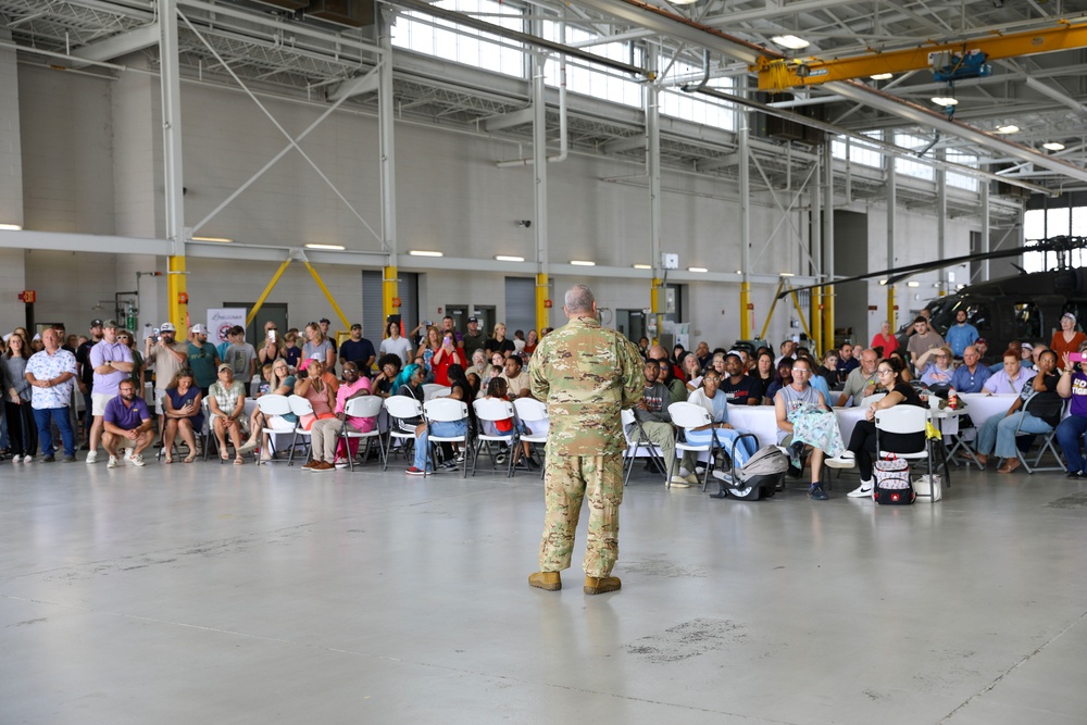 Imagem relacionada à notícia: La. A unidade de aviação da Guarda realiza a cerimônia de partida no Aeródromo do Exército Esler