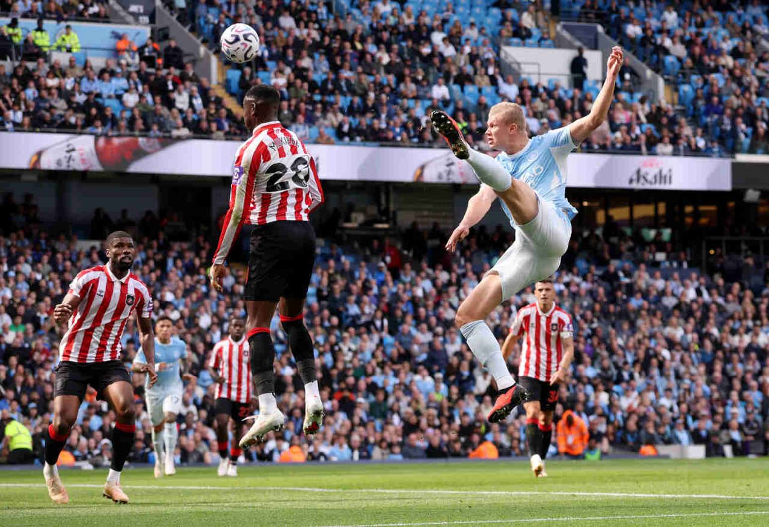 Haaland, do Manchester City, tenta o chute diante da marca&ccedil;&atilde;o do Sunderland, no Etihad Stadium &ndash;