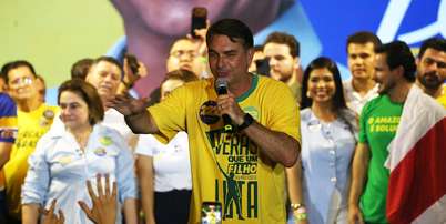 O candidato &agrave; Presid&ecirc;ncia da Rep&uacute;blica pelo PL, Fl&aacute;vio Bolsonaro (c), acompanhado por apoiadores locais, durante com&iacute;cio de campanha realizado na cidade de Manaus (AM), nesta sexta- feira, 11 de setembro de 2026. Foto: EDMAR BARROS/ATO PRESS/ESTAD&Atilde;O CONTE&Uacute;DO