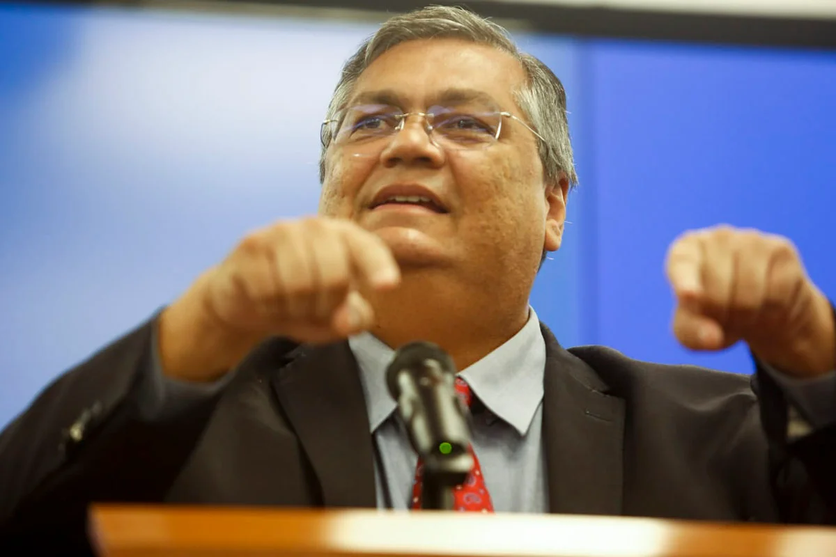 Dino Ministro da Justiça, Flávio Dino, aponta para baixo durante coletiva no Palácio da Justiça - Metrópoles