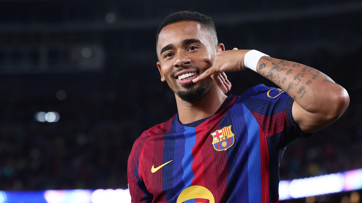 Raphinha brilha, Gabriel Jesus estufa rede e Barcelona goleia Feyenoord na estreia da Champions