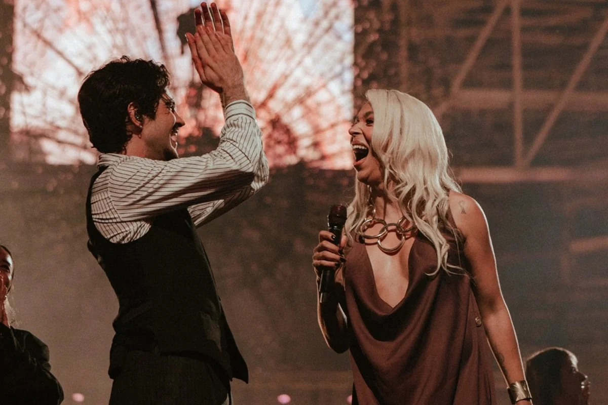 Jão e a deputada Erika Hilton