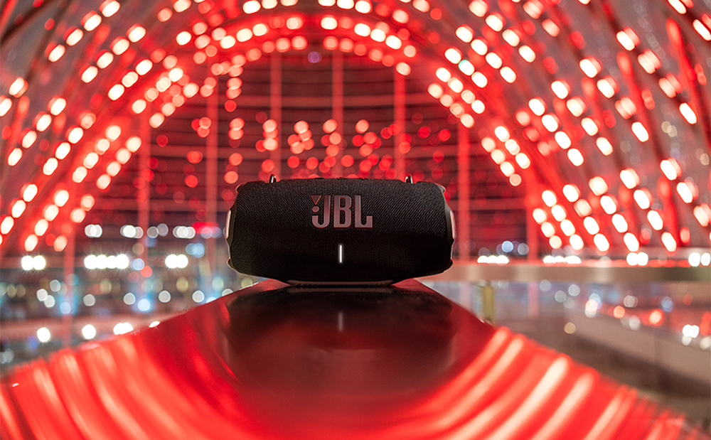 As caixas JBL possuem tecnologia PartyBoost, que permite a sincronizaçde mais de um modelo — Foto: Divulgação/JBL