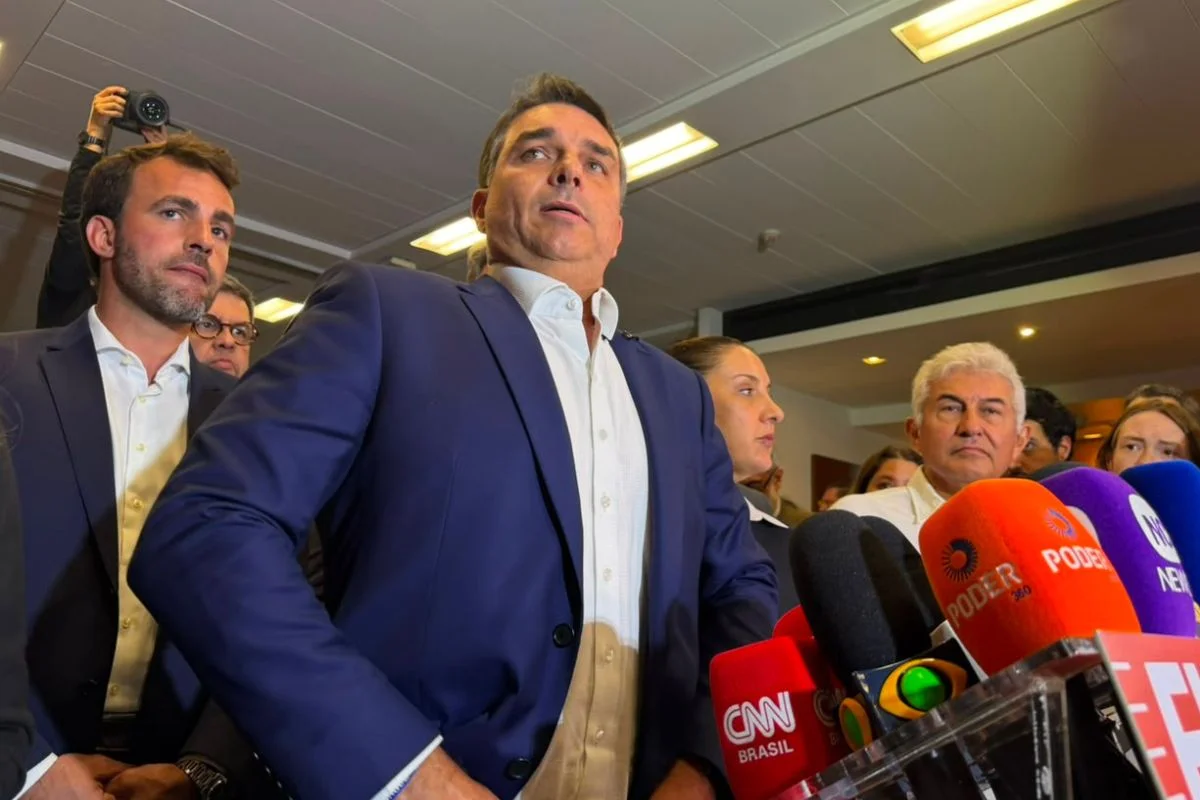 Flávio Bolsonaro concede coletiva em São Paulo.