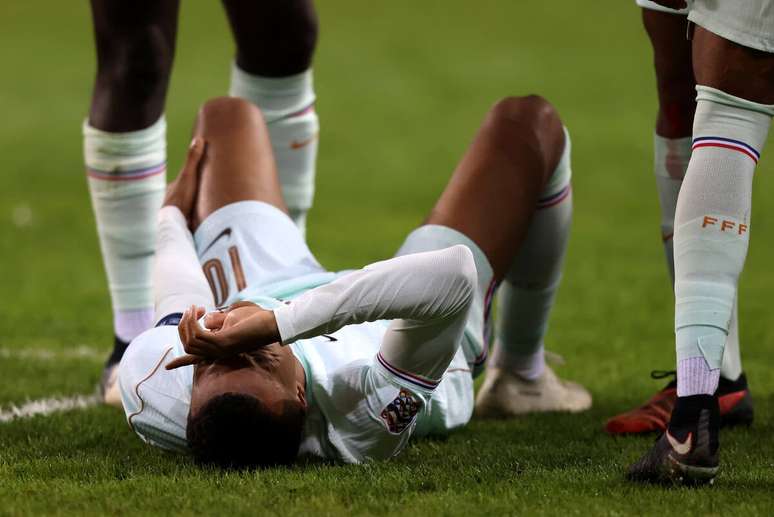 Mbappé é cortado pela França por lesão no joelho