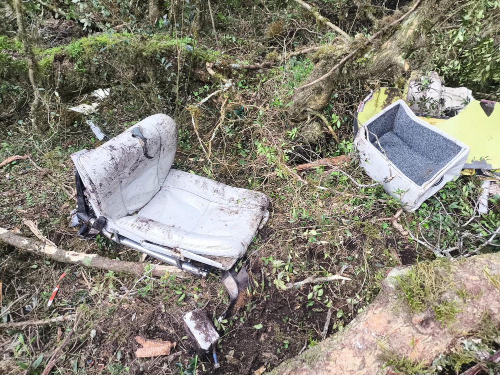 Destroços do helicóptero que caiu e resultou na morte do cantor Rick e de outras quatro pessoas em SC — Foto: Equipe de Caçadores do Barriga