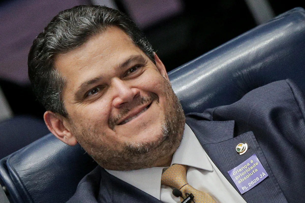 Davi Alcolumbre estampa adesivo com a frase Criança é prioridade absoluta - PL 2628 já. Projeto ECA Digital, proteção de crianças e adolescentes em ambientes digitais. Adultização infantil Felca